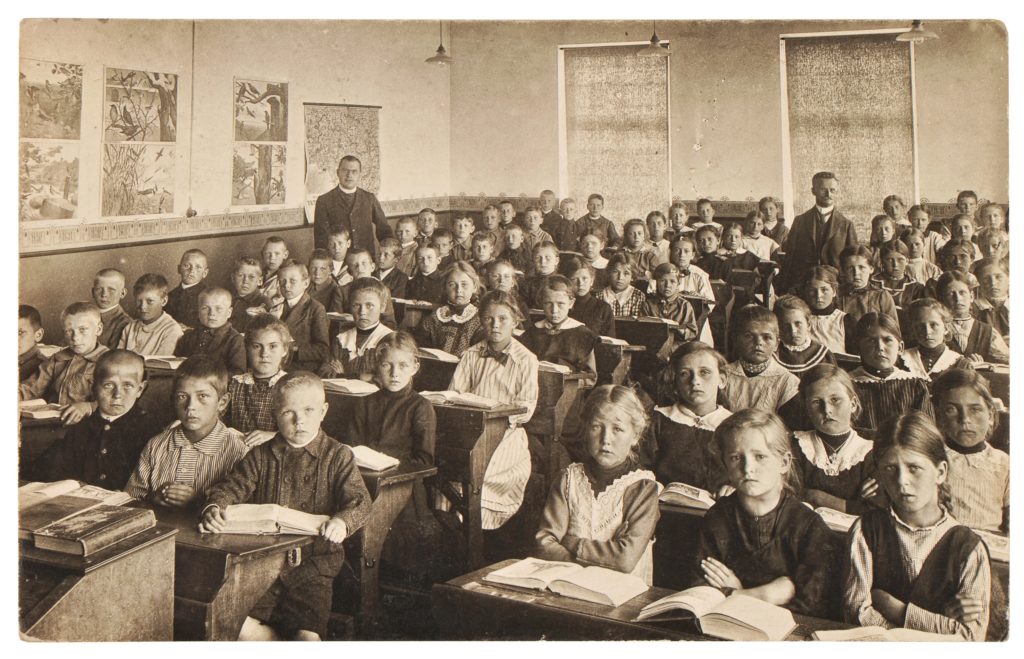 Old photo of classroom in 1920s